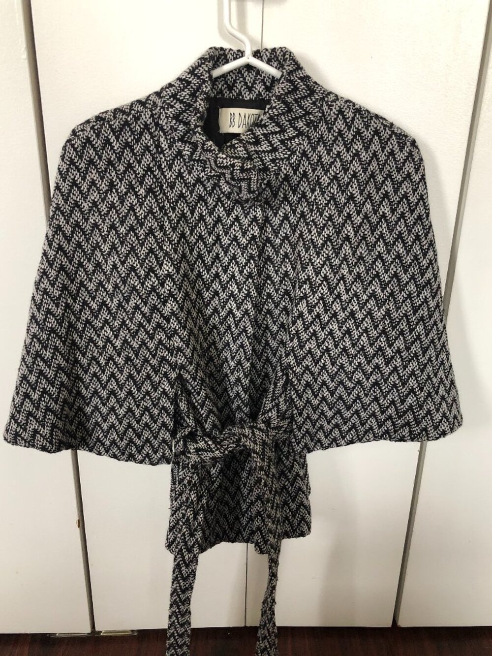 BB Dakota - Black & White Chevron Herringbone Cape with belt wrap - Size S - Picture 10 of 11